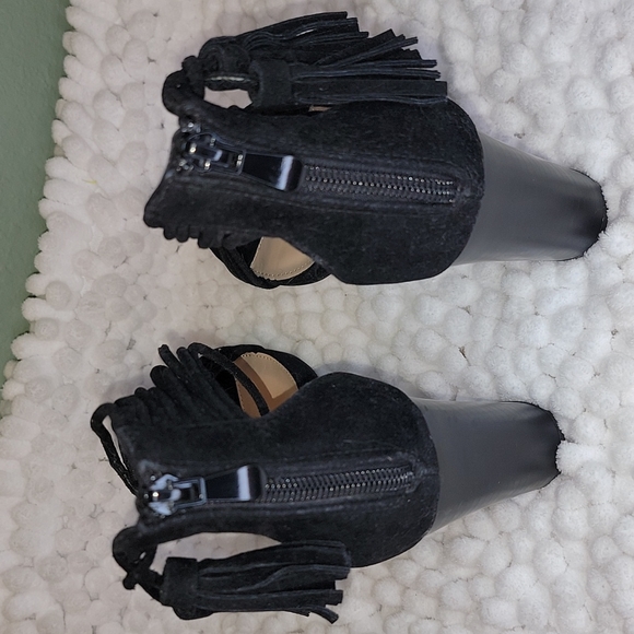 Black Ankle Strapped Heels, zip up at back heel. Straps around the ankle. - Picture 6 of 10